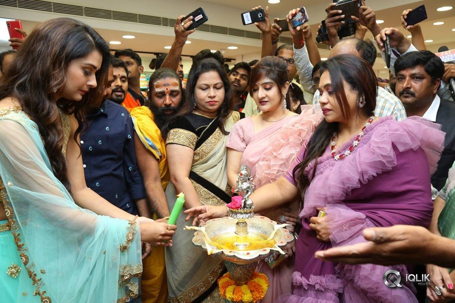 Payal-Rajput-Inaugurates-KLM-8th-Fashion-Mall-at-Suchitra-Photos